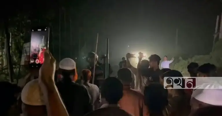 টর্চ জ্বালিয়ে দুই পক্ষের সংঘর্ষ